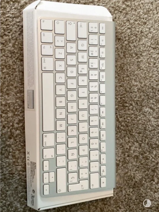 Apple White and Silver Wireless Keyboard (Apple Wireless Keyboard)