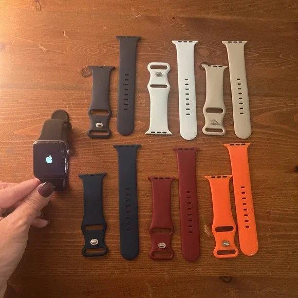 Broken Unlocked Apple Watch Series 3 42MM Cracked Screen with‎ 7 Watch Bands