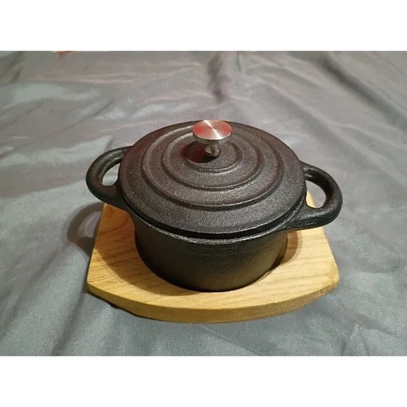 Cast Iron Masterclass‎ 8oz Mini Lidded Dutch Oven With Wooden Tray