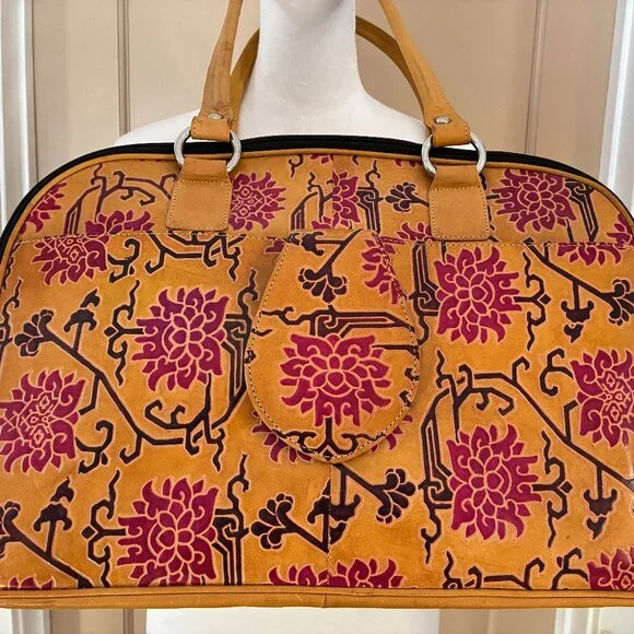Hand-crafted leather pet carrier by Dharma Dog/Dharma Cat