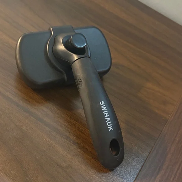 Pet brush with retractable bristles