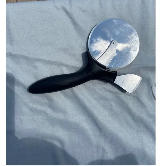 Pampered Chef Pizza Cutter Wheel with Crust Cutter Black Handle & Blade Guard