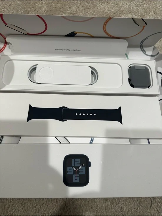 Apple SE Smartwatch with Black Sport Band