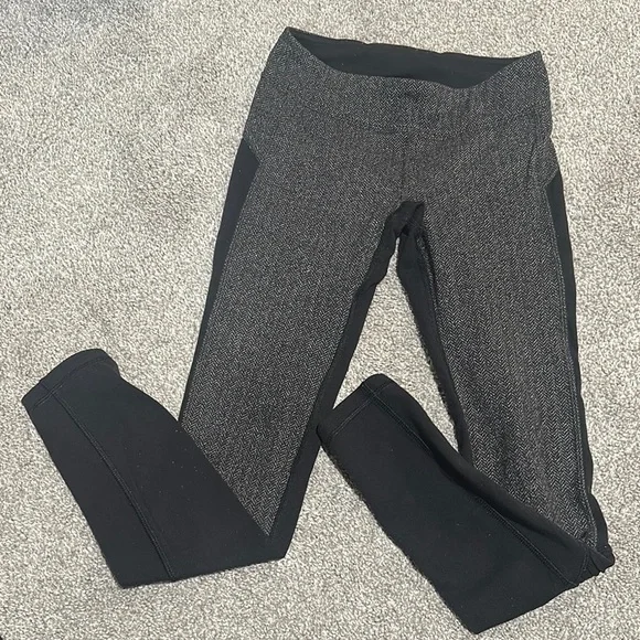 Ivivva by Lululemon black and‎ herringbone leggings girls size 8