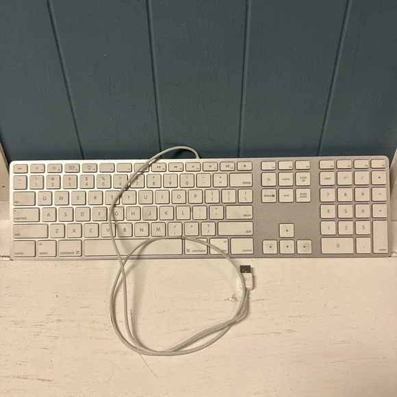 Apple A1243 Aluminum Wired Keyboard MB110LL/A Full Size, Slim,‎ Mac, Genuine OEM