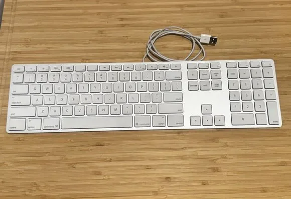 Genuine Apple A1243 Wired Mac USB Keyboard w/ Numeric Keypad White TESTED