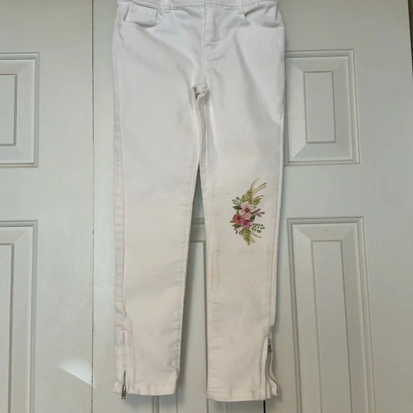 GYMBOREE white size 7 girls jeans.