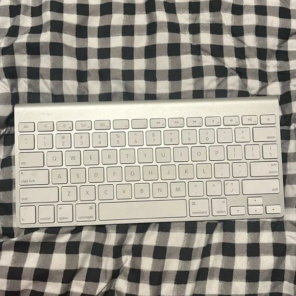 Apple Wireless‎ Bluetooth Keyboard A1314, Battery Powered, White/Silver