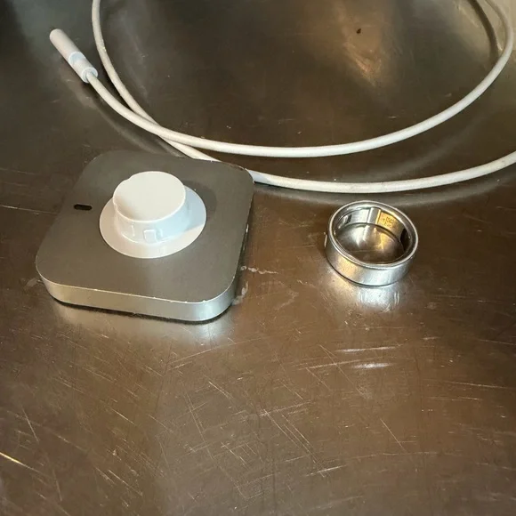 Oura size 9 silver ring ad Charging Dock