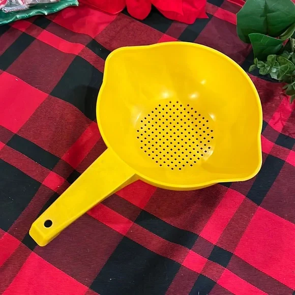 Vintage 1980s 8 inch 1Qt Tupperware Yellow Colander Strainer #1200