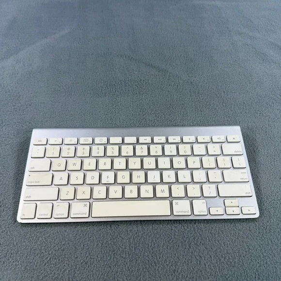 Apple Wireless Keyboard A1255 Bluetooth Aluminum Silver White Mac Tested