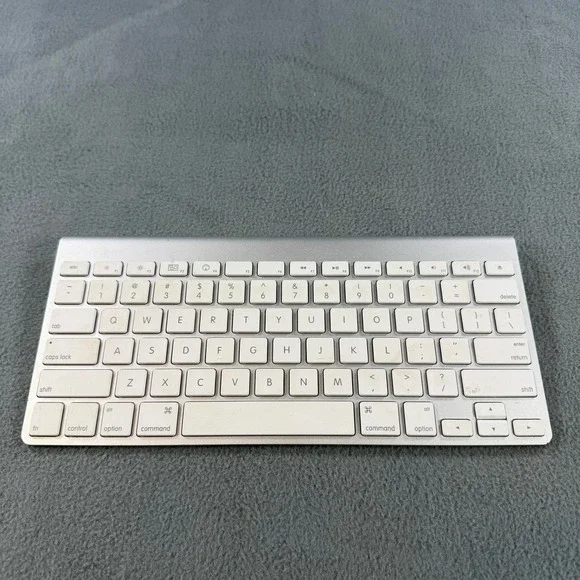 Apple Wireless Keyboard A1314 Bluetooth Silver Aluminum White Keys Tested