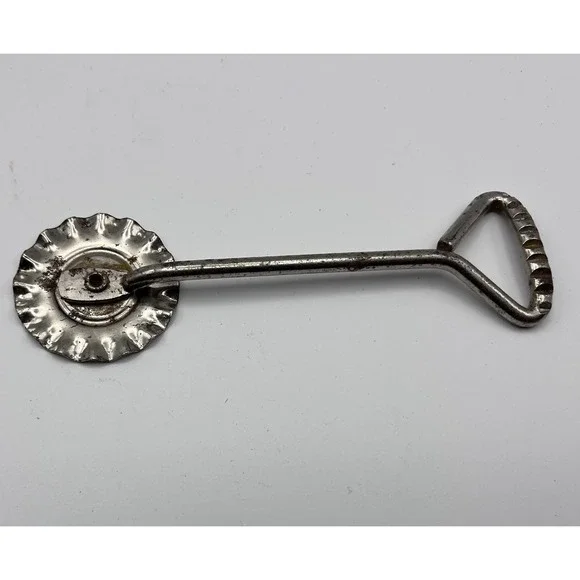 Vintage Metal Pastry Cutter Wheel - Retro Ravioli Crimper & Dough Roller