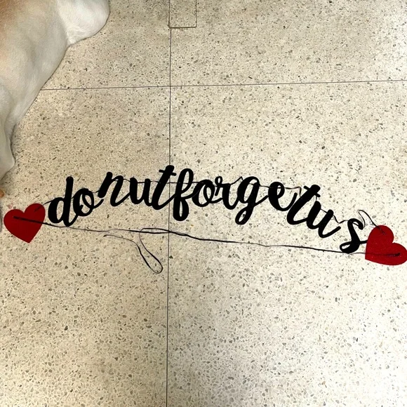 “Don’t u forget us “ letter display decoration