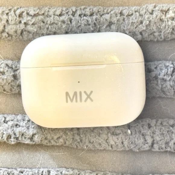AirPod Pro (2nd generation) lightning charging case