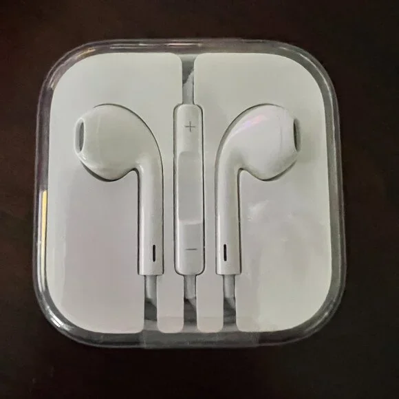 APPLE‎ Wired EarPods w/Remote, Microphone & 3.5MM Plug (NEW IN CASE & UNUSED)