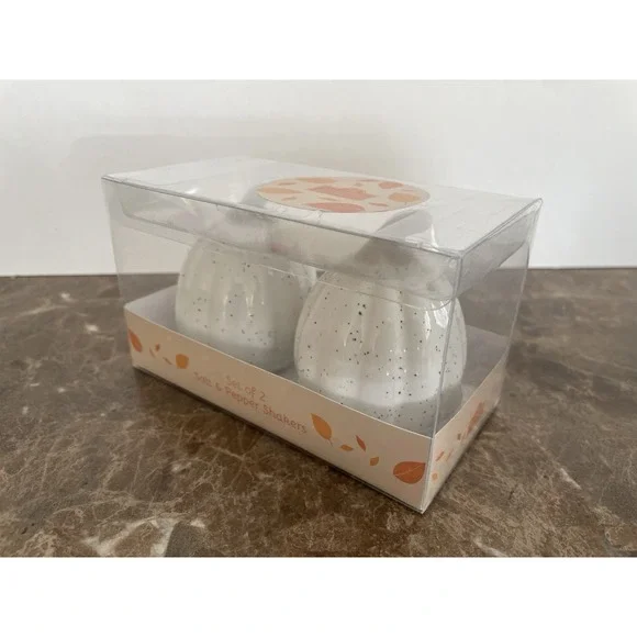 (2) 10 Strawberry Street Ceramic Pumpkin Salt and Pepper Shaker Set Thanking NEW