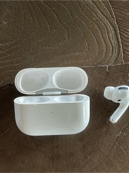 Apple AirPods Pro - Right airpod and Charging Case