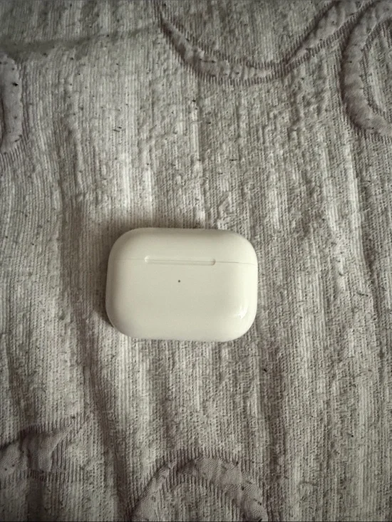 Apple White Wireless Earbuds w/ Charging Case