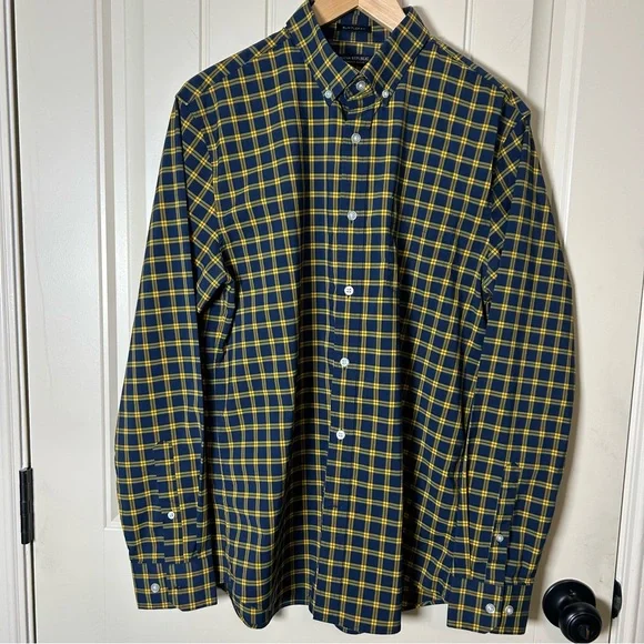Banana Republic Men Navy and Yellow Plaid Button-Down Shirt, Preppy Look, Size M