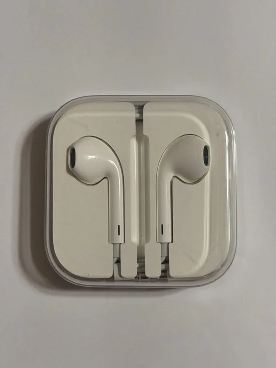 Apple. EarPods with 3.5mm headphone plug