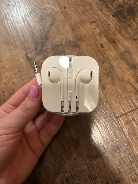 Apple White Earbud Headphones with 3.5mm Jack