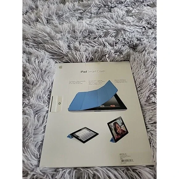 New in Box Apple Smart Cover for Ipad 2 9.7in Light Blue
