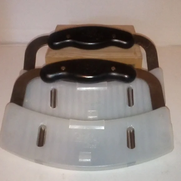 PAMPERED CHEF CRINKLE CUT VEGETABLE CHOPPERS SET OF TWO WITH PLASTIC GUARDS