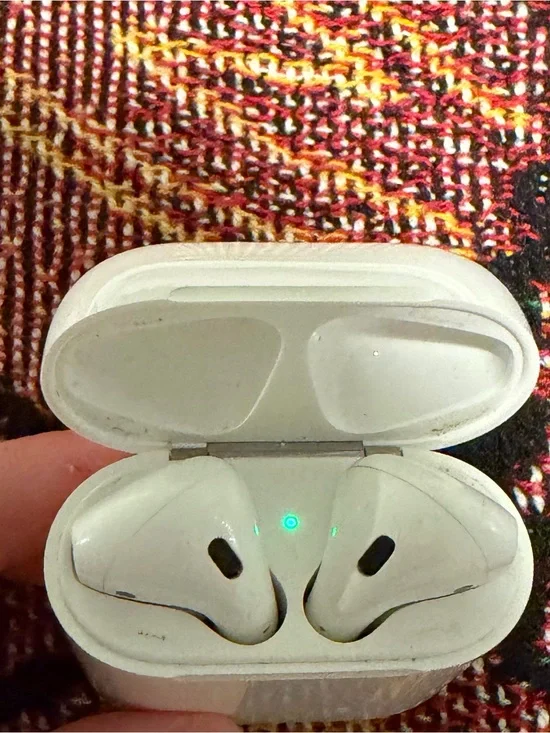 Gen 2 Apple AirPods charging case + pods