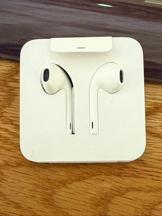 Apple White Earbud Headphones in original Retail Card with adapter