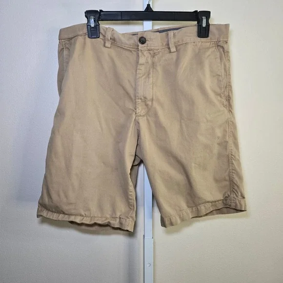 Banana Republic Men's Khaki Shorts,‎ Casual Everyday Wear, Size 33