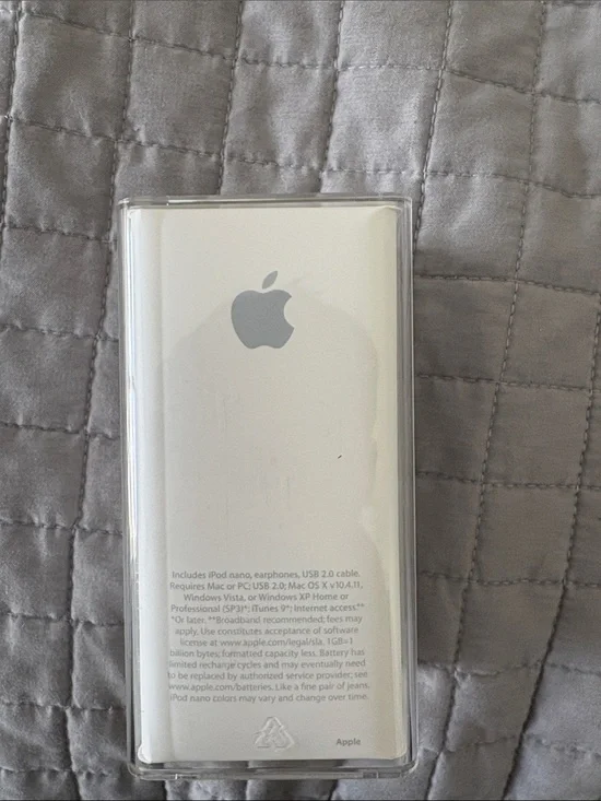 Apple shuffle in Silver with iPod nano Clear Case