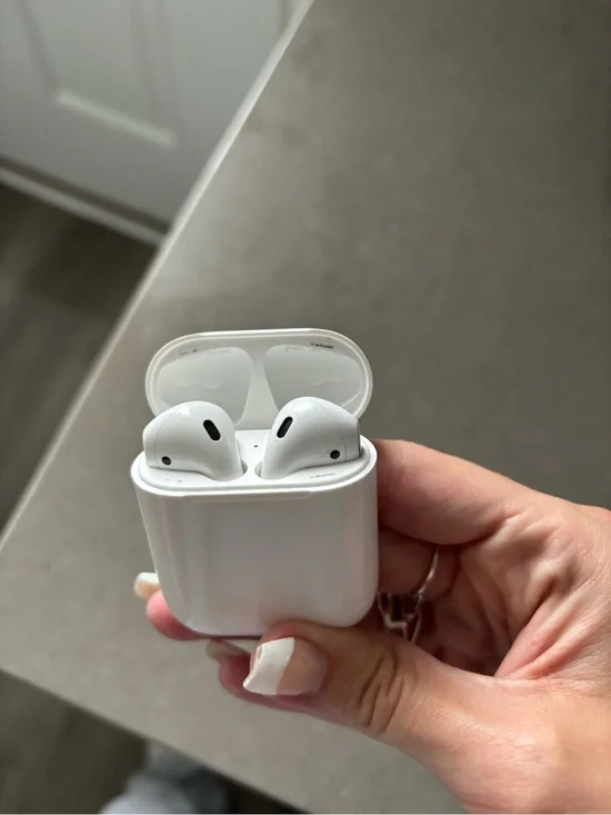 Apple White Wireless Earbuds with Charging Case