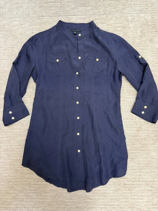 Banana Republic silk button down shirt Small