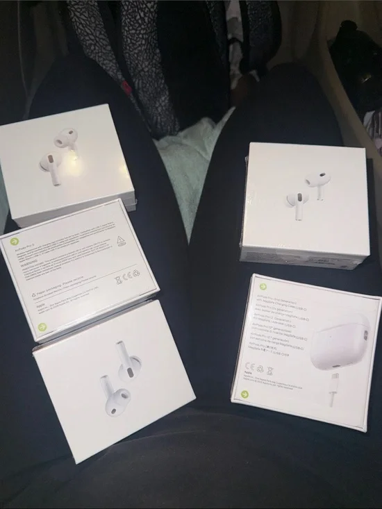 Apple White Wireless Earbuds - AirPod Pro 2 , AirPod Pro 3 .