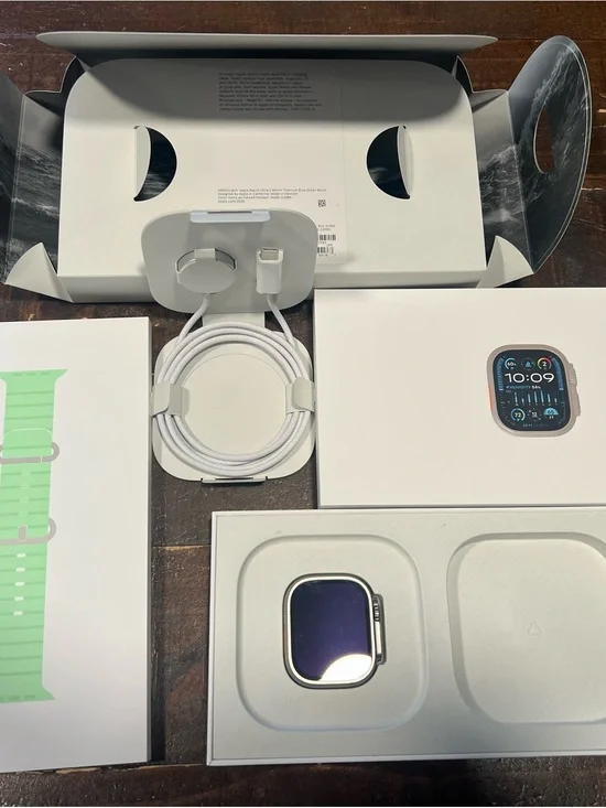 Apple Watch Ultra 2 - Titanium 49mm with Green Alpine Loop
