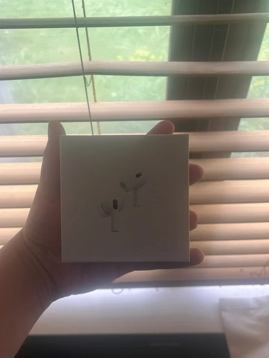 Apple White Earbud Headphones with Charging Case