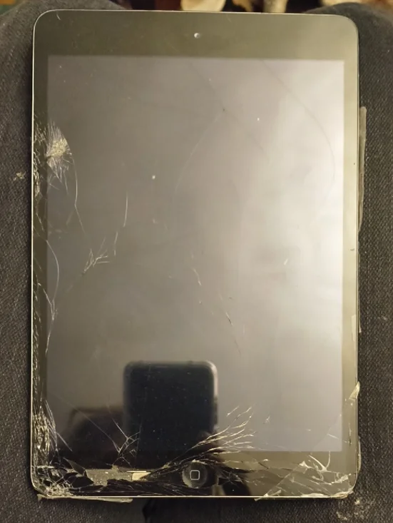 Apple IPAD Black Tablet with Cracked Screen