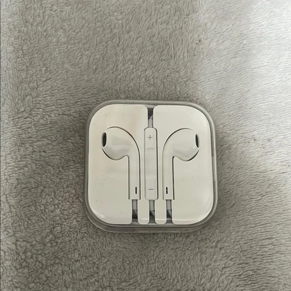 Apple earphones - New