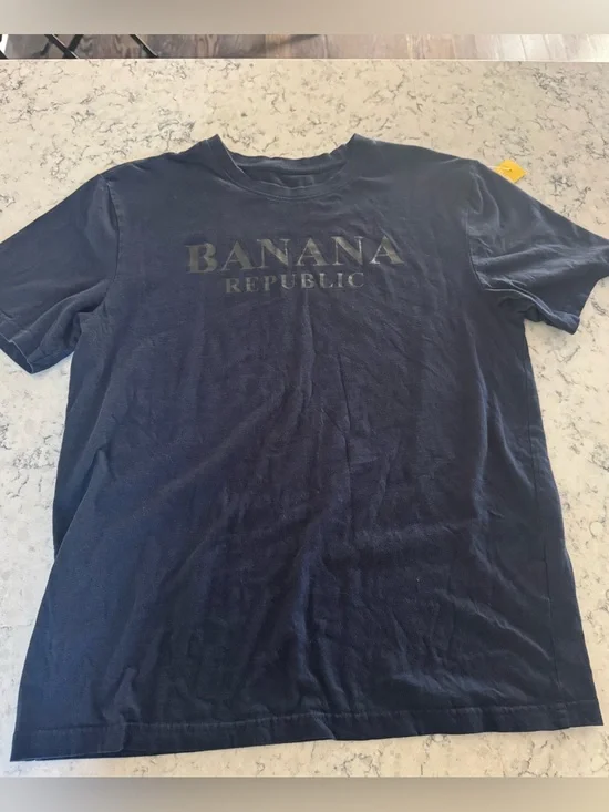 Banana Republic Logo Tee in Navy with gold print. Size Men’s Medium Casual style
