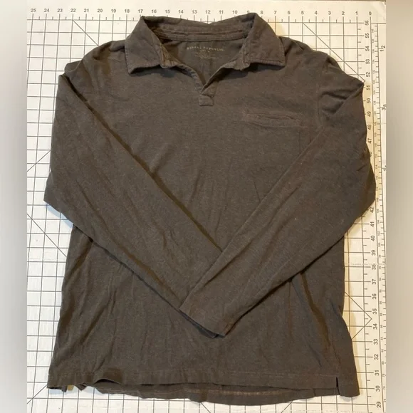 Banana Republic Men’s Medium Brown Long Sleeve V-neck Shirt‎