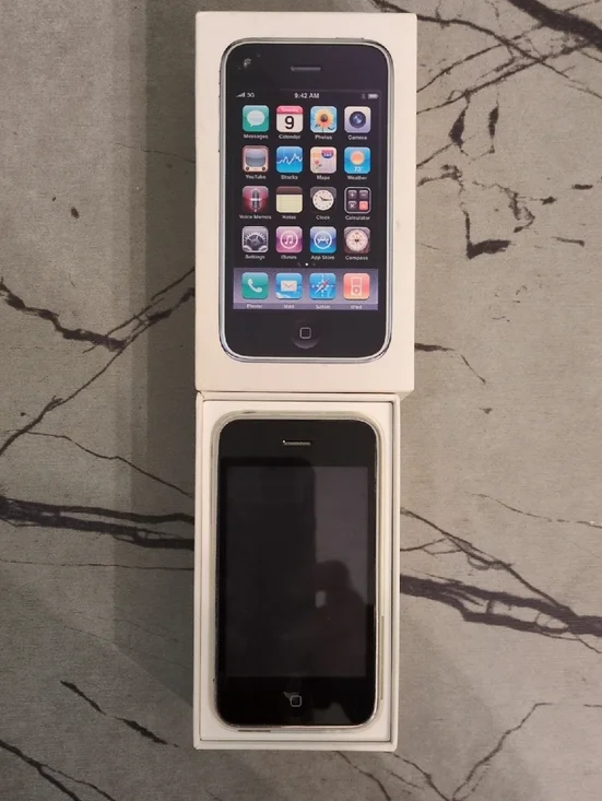 A Great Find For Apple Lovers. This iPhone 3Gs 16gb White Smartphone with Box.