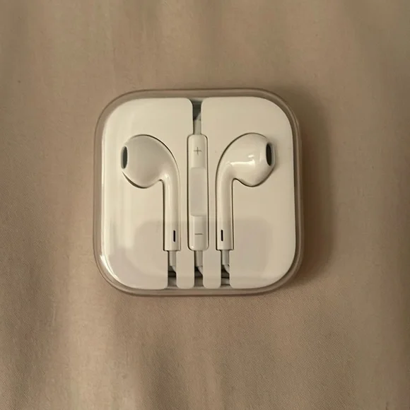 NEW- APPLE Earbuds