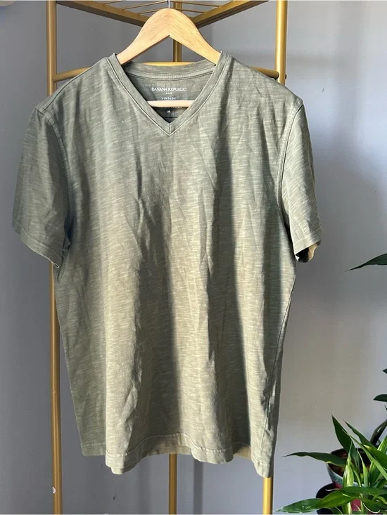 Banana Republic Men’s Vintage style Olive Green V-Neck Short Sleeve Tee size M