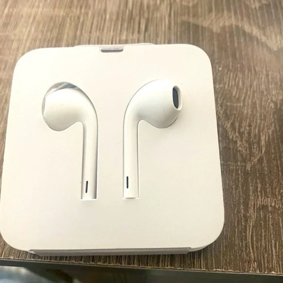 NEW Apple White Earbud Headphones