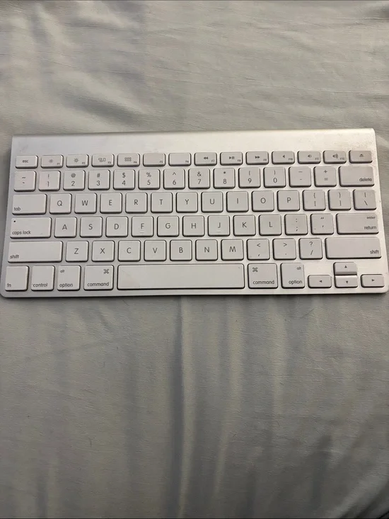 Apple Wireless Bluetooth Keyboard in White and Silver