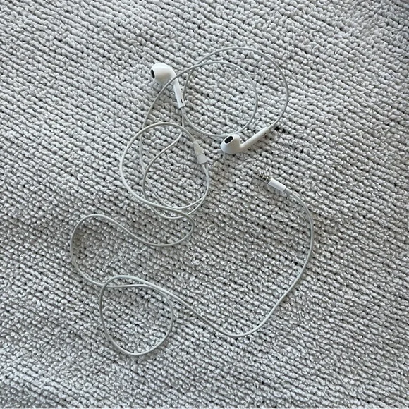 Apple White Wired Earbuds with original aux
