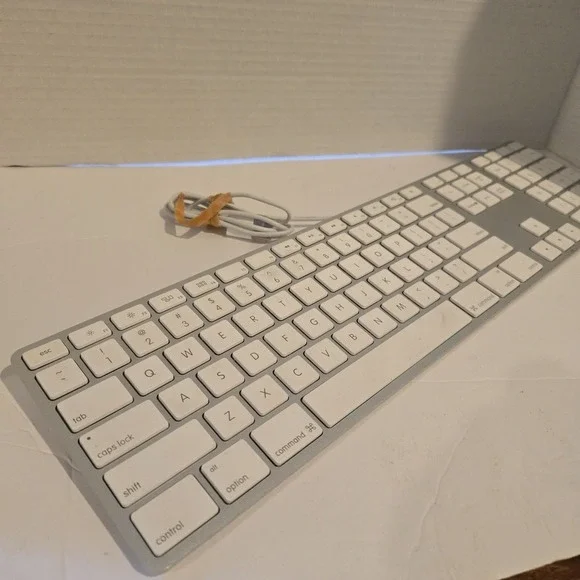 Genuine Apple‎ A1243 Wired Mac Standard USB Keyboard w/ Numeric Keypad