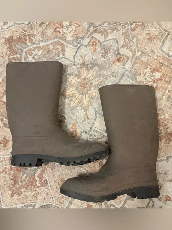 Mens brown rainboots size 8