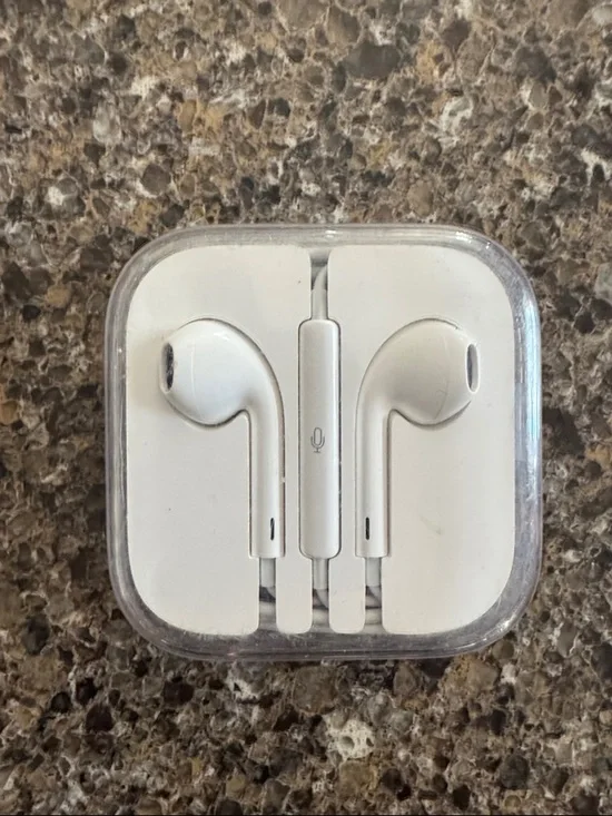 NEW Wired Apple White EarPods with volume and Mic on cord